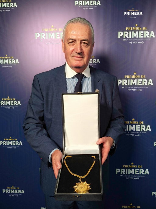 Un abrazo al mérito 🏅

Gustavo Alfaro, DT de la @albirroja, recibió la medalla “𝕄𝕒𝕟𝕦𝕖𝕝 𝔽𝕝𝕖𝕚𝕥𝕒𝕤 𝕊𝕠𝕝𝕚𝕔𝕙”, símbolo de una campaña que tocó el corazón de un país entero.

¡𝙂𝙧𝙖𝙘𝙞𝙖𝙨 𝙥𝙤𝙧 𝙩𝙖𝙣𝙩𝙤, 𝙥𝙧𝙤𝙛𝙚!
#PremiosDePrimeraAPF ⭐