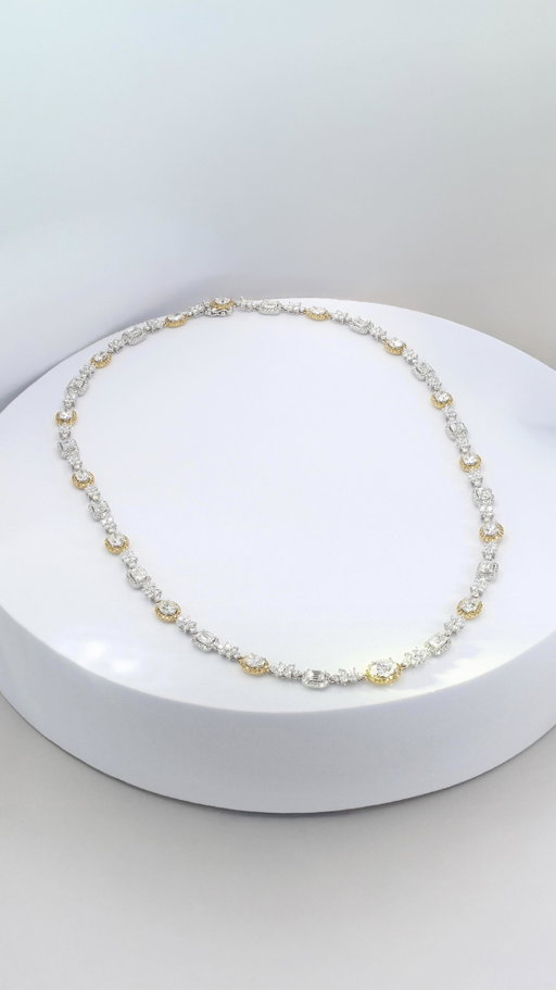Wrapped in light. Our Golden Halo necklace is adorned with 723 individual diamonds, including 11 Forevermark Black Label Diamonds, each one capturing the glow of the season. 

Enveloppé de lumière. Notre collier Golden Halo est orné de 723 diamants, dont 11 diamants Forevermark Black Label, chacun capturant l’éclat de la saison.

#diamondnecklace #finejewellery #holidaygifts #Moncton #Halifax