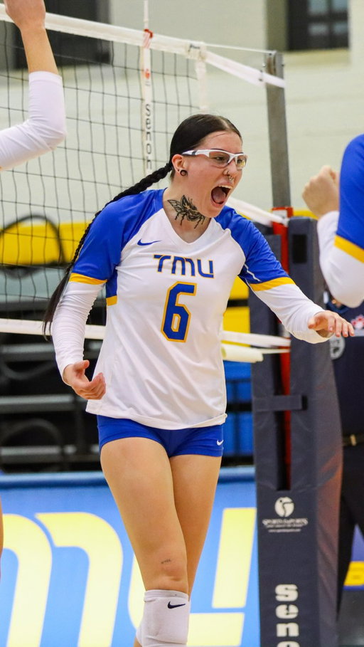 ⭐️U SPORTS CHAMPION SPOTLIGHT⭐️ 

Former TMU women’s volleyball player Adyson Wilson shares how her mom played a huge role in her life and her experience coaching the U16 Team Ontario Boys team at the 2023 North American Indigenous Games (NAIG) 🏐

Watch the full interview 🔗 Regardez l’interview complète http://YouTube.com/@usportsca

⭐️U SPORTS EN VEDETTE

Adyson Wilson, ancienne joueuse de volleyball féminin de TMU raconte l’importance de sa mère dans sa vie et son expérience d’entraîneuse de l’équipe masculine des moins de 16 ans de l’Ontario aux Jeux autochtones de l’Amérique du Nord (JANA) de 2023 🏐