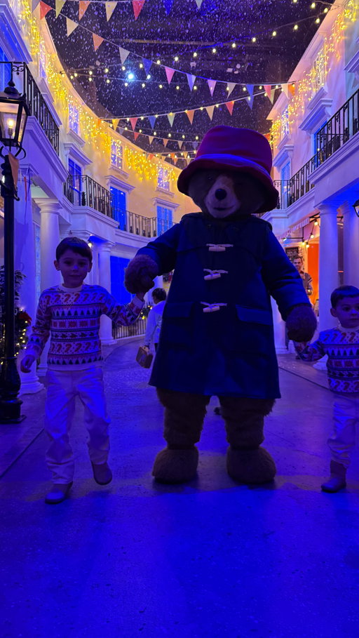 ¡GUÁRDALO SI VAS A IR A LONDRES🇬🇧 CON NIÑOS PEQUEÑOS! 🔐 o envíaselo a esa familia que sabes que va a ir 📲

@paddingtonbearexperience superó todas nuestras expectativas 🙌🏻 Es un planazo si visitáis Londres con niños pequeños. Se trata de una especie de scape room para los más pequeños dónde ayudas a Paddington a hacer del día de la mermelada uno de los mejores días de su vida.

Podemos adentrarnos en varias de las escenas de la película y terminaremos con una fiesta con el mismísimo Paddington dónde tendremos también la opción de degustar sus sándwiches favoritos de mermelada de naranja 🍊 

Queda al ladito del London Eye 🎡 así que resérvalo en tu ruta  por la zona de Westminster 😜

#paddington #paddingtonbear🐻 #londresconniños #londonwithkids #viajesenfamilia #viajarconpeques #viajarconniños #familiasviajeras