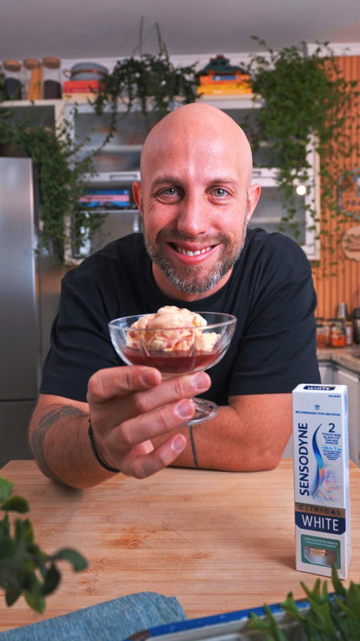 Olá pessoal, eu sou o Thiago Sodré, e Se prepara porque essa vai bugar a sua cabeça agora. Um affogato de sorvete de creme com vinho tinto, ao invés do café, vamos lá!

Essa não tem muita receita, é mais essa ideia louca de servir o sorvete com o vinho tinto ao invés do café, eu vi isso aqui em um vídeo, nunca tomei e quero compartilhar essa experiência aqui com vocês.

O normal aqui é entrar com o café espresso, que faz o affogato normal, mas aqui eu vou entrar com vinho tinto. Pega o vinho que você já está tomando, e quando chegar no final da garrafa, guarda um pouco pra sobremesa. Coloca ele aqui por cima do sorvete e pronto. É literalmente só isso.

Sensodyne Clinical White @sensodynebrasil , que clareia os dentes até dois tons de forma segura e natural. Então eu posso continuar aproveitando meu café, meu vinho e receitas cheias de cor e sabor, sem me preocupar

Não esquece de me seguir aqui, porque a receita de amanhã está ainda melhor
Me conta aqui nos comentários o que você achou, compartilhe com os amigos e bom apetite!

#thiagosodre #receita #publi #affogato #sorvete