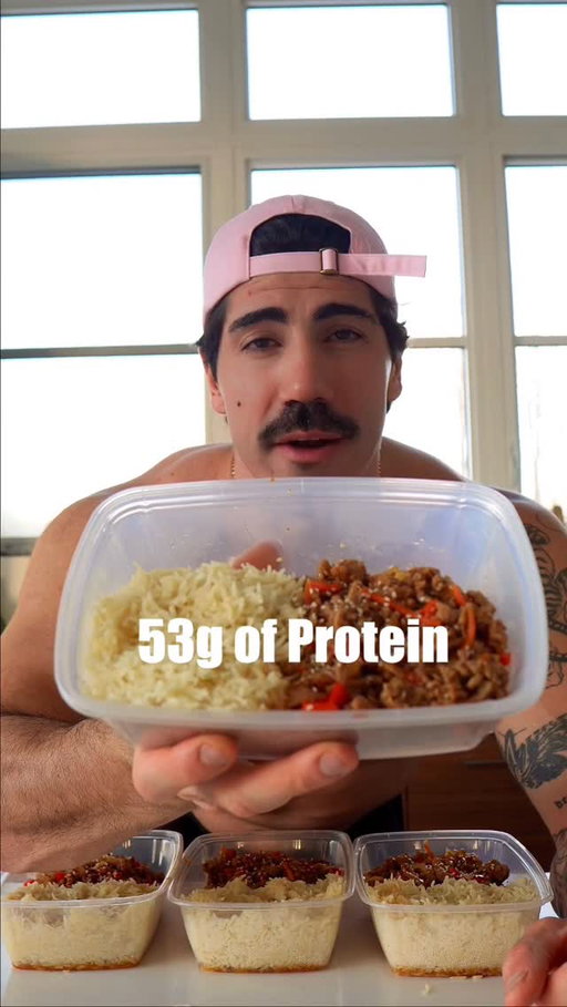 Here’s how to meal prep 4 protein packed and great tasting meals for the week. This is a classic Asian style stir fry that I eat constantly because it’s cheap, easy and tastes amazing. 

Ingredients:
 - 2lbs ground turkey
- 1-2 onion
- 1-2 pepper
- 1/2 cup of shredded carrots
- 1 broccoli crown
- Rice
- chicken broth
- soy sauce
- teriyaki
- sriracha 
- sesame seeds 

Also if you want to add a little more soy and teriyaki for extra flavour you can do so, I made room for a little top up in the calories 🤘

#mealprep #mealprepping #healthyfoods #healthyrecipe