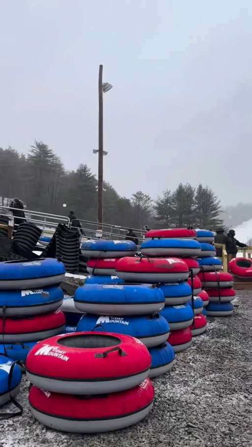 Share this with someone who should go with you!
•
 #latinasny #nyactivities #nycactivities #winteractivities #snowtubbing