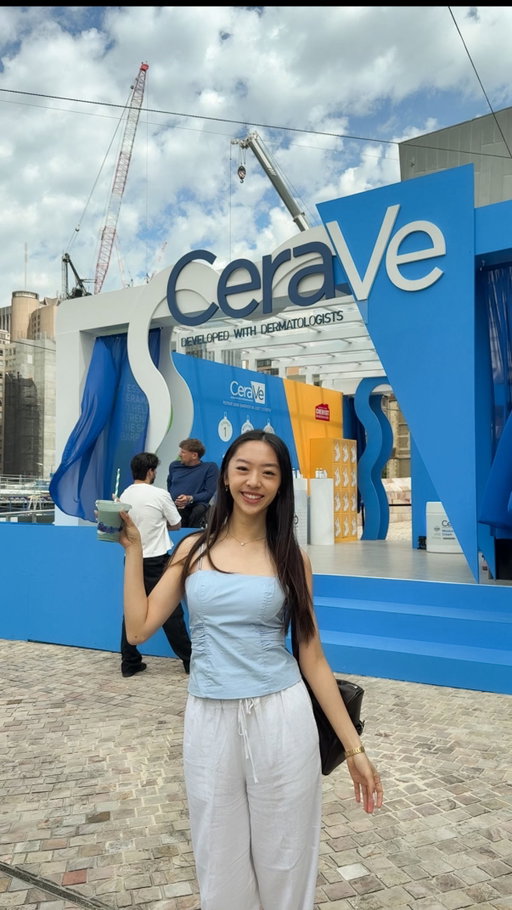 ✨Melbourne’s FREE skincare pop-up by @cerave_aunz this weekend🩵

the CeraVe Holiday House of Hydration pop-up is here, and it’s the perfect way to spend your summery melbourne weekend! Think gift bags valued at $300 for the first 50 guests daily*🎁, games to win prizes🎖️, scoops for good icecream🍦and even FREE personalised skin consultations with a registered dermatologist?!👩🏻‍⚕️ all proceeds go to the Dylan Alcott foundation, empowering those living with disabilities.

📍Federation Square, Western Terrace
📅 Friday 1pm – 9pm, Saturday & Sunday 10am-6pm
💌 Book your tickets online to secure your spot

📣T&Cs: *CeraVe’s Holiday House of Hydration event - first 50 attendees each day only. Ends 7/12/25, while stocks last. Limit 1 gift/person. T&Cs apply.
**VIC who attend the CeraVe Holiday House of Hydration event only. Ends 6pm AEDT 7/12/25, while gift stocks last. Max 1 claim/person. T&Cs apply, see URL.

#ad  #CeraVe #CeraVeHoliday
#HouseOfHydration #Skincare #DevelopedWithDermatologists #melbourne #melbournedayout #placesinmelbourne #melbourneactivity #funthingstodo #melbournegirl #melbournestudent
