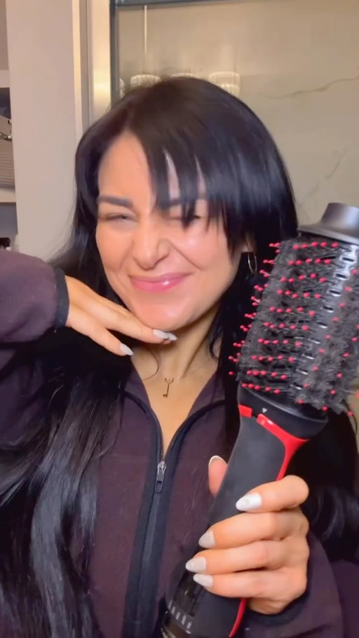 Bangs acting up? @revlon told them to sit down! 👏

I usually brush the Revlon One-Step Volumizer and Ionic Hair Dryer  3/4 times pulling to the opposite side for a few passes and then up and to the front to finish it off for effortless volume in less than 30 seconds . 

#revlon #revlononestephairdryerandstyler #bangs