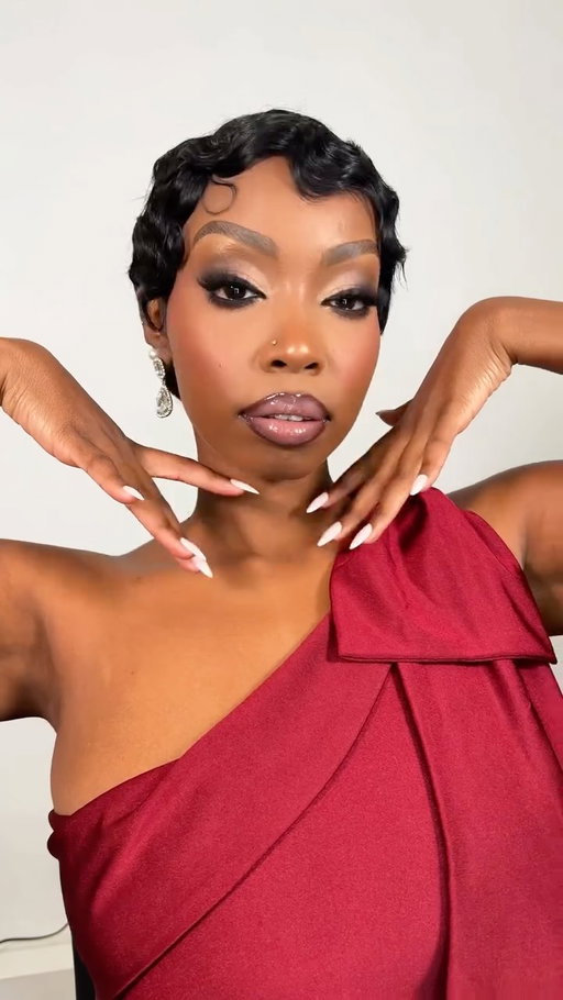 I wouldn’t be me if I didn’t do a likkle birthday transition🤭🎂🥳🎉
The pictures weren’t enoughhhhhh. Thankyou for ALL THE LOVE today my dms are beyond active today🤭🤣 Forgot what it felt like to be overwhelmed with sm love online🤣 
Anywhoooo enjoy💋✨💐
•
•
IB: @jamesclawd 👏🏾
#makeuptransformations #makeuptransitions #birthdaypost