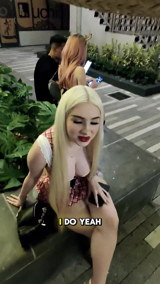 Trying Good Ol’ Cookie on the streets of Miami

What’s your reaction?👇