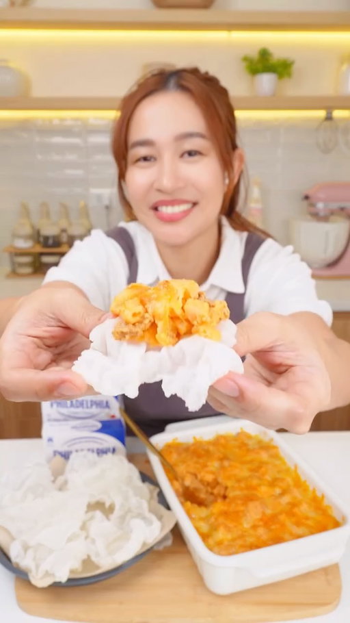Hi bestfriend! If you need a crowd pleaser for your Christmas or Year-End potluck, this is it. Creamy Philly Baked Mac served in crispy rice paper cups. Cute, bite-sized, and guaranteed mauubos agad sa handaan. 😆🧀✨

For the creamy Philly baked mac:
• 250g elbow macaroni, cooked
• 2 tbsp butter
• 2 cloves garlic, minced
• 1 small onion, chopped
• 150g ground beef, optional
• 1 cup tomato sauce
• ½ cup all-purpose cream
• 100g *Philadelphia Cream Cheese*
• ½ cup grated cheese
• Salt and pepper to taste

For the crispy cups:
• Rice paper sheets
• Oil for frying

Assembly:
• Philly Baked Mac
• Crispy rice paper cups
• Extra cheese for topping

Dalhin mo ito sa party and watch everyone reach for seconds. Crispy on the outside, creamy Philly goodness inside. Perfect for any holiday handaan. 🎄💛

#FoodieFred #HiBestfriend #PhiladelphiaCreamCheese