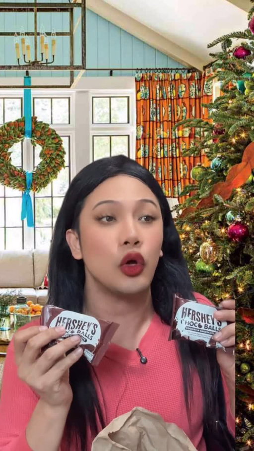 Reunion ready na si Tita, may kasama pang mga chocolate from @hersheysph ang aguinaldo 🎄🎅 
#SparkHappiness