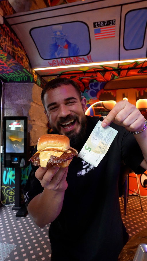 publi- En el centro de Madrid y por 5€ está la Smash Burger más barata de la capital: se encuentra en la Calle Hortaleza (barrio de Chueca) al lado de Gran Via y se llama El Rancho Urban. Entrantes económicos, una Burger excelente por 5€ (mi favorita de todas de hecho) y formato para comer alli (hay 2 meses), take away (recomendado para dar una vuelta por el centro de Madrid) y a domicilio