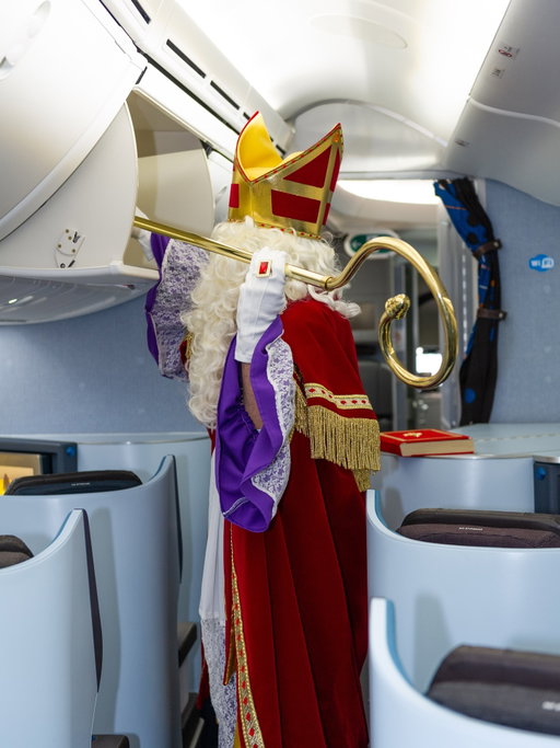 Uhm, sir with the fancy hat? Excuse us, but that staff definitely isn’t cabin baggage. 🫣

Have a great Sinterklaas everyone ❤️🎁

#sinterklaas #klm #royaldutchairlines #dreamliner #pakjesavond #dutch #pilotklaas #businessklaas