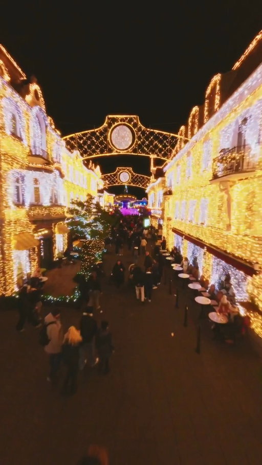 Wandering through golden Berlin as the lights glow and music dances through the streets — that’s pure Wintertraum magic. ✨💛
And when your eyes shine as bright as the city itself… that’s the kind of moment we live for. 💙❄️
👉 What’s your favorite Wintertraum moment? ♥️

🇩🇪 Durch das goldene Berlin zu schlendern, wenn die funkelnden Lichter den Himmel erhellen und die Musik durch die Gassen klingt – das ist pure Wintertraum-Magie! ✨💛
Wenn dann in euren Augen dasselbe Leuchten aufblitzt wie in den Millionen von Lichtern… genau das sind die Momente, für die wir den Wintertraum so sehr lieben. 💙❄️
👉 Was ist euer Lieblingsmoment im Wintertraum? ♥️

#Phantasialand #Wintertraum