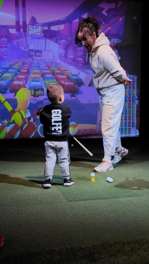 $49 lessons for kids or beginners at Five Iron Golf = the perfect holiday gift!! 🎁