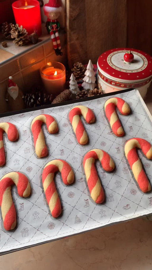 Candy Cane Cookies 🍪🎅

via: @sophiebakas 

#recipe #food #foodys #viral #cooking #baking #christmas