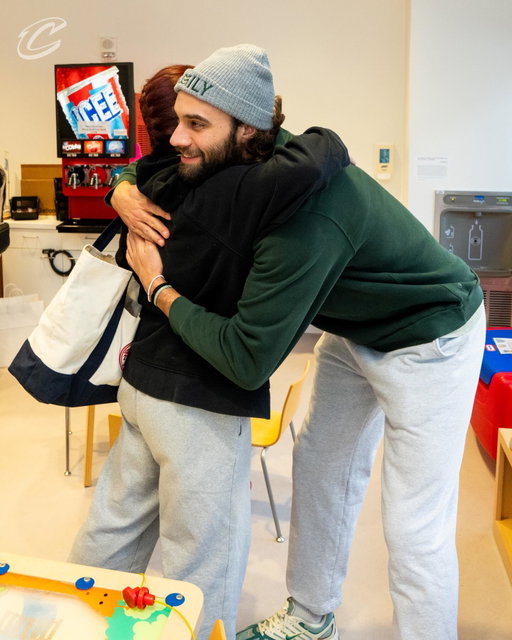 On behalf of the @maxstrusfamilyfoundation, @maxstrus delivered gifts and spent time with patients at @clevelandclinicchildrens Hospital to spread holiday cheer! #LetEmKnow