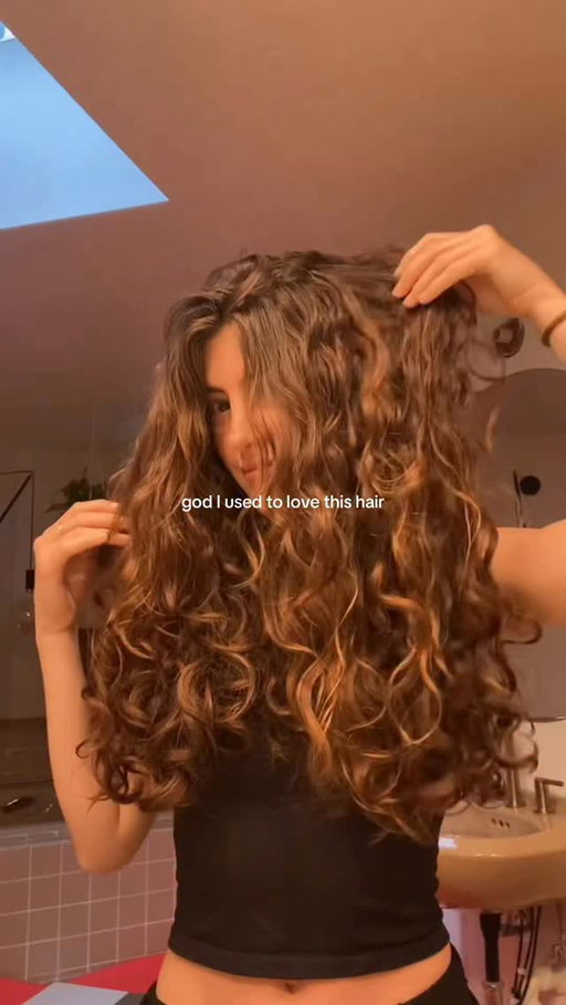this trend but on natural hair vs a blowout 🙊 DONT HATE ME I still love my natural hair but lately I can’t stop blowing out my hair