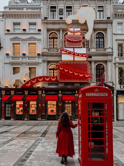 This year the Cartier facade on Old Bond Street has completely stolen my heart. The giant stack of presents, the warm glow of the lights, and that classic red phone box create the most magical little festive scene. Add a cup from Ralph’s Coffee and it honestly feels like stepping straight into a Christmas daydream. 💫 
…
#londonchristmasdecorations #londonchristmas #christmasinlondon