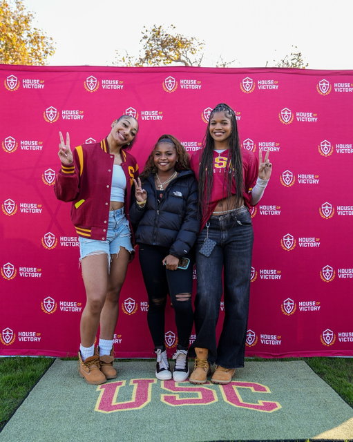 Final Ultimate Tailgate photo dump! 📸✨

Safe to say we closed out football season with a bang on AND off the field 💥 Special shoutout to @uscwbb gals and @uscfb legend @mattbarkley for coming through and of course to @therexsteakhouse, @codefour and @airchino for making the day as special as always!

Fight On!✌️
