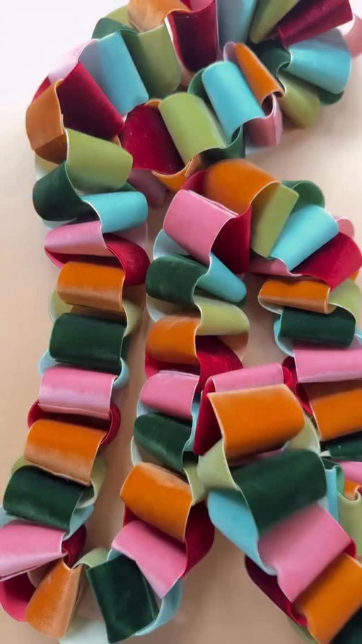 Velvet paper chains, and a slow December afternoon 🤍✂️ Let’s make something we can cherish and bring out again next Christmas! 🎄

Video by @honestlywtf

#pigletinbed #craft #christmascraft #interiorinspo #homedecor #craftinspo