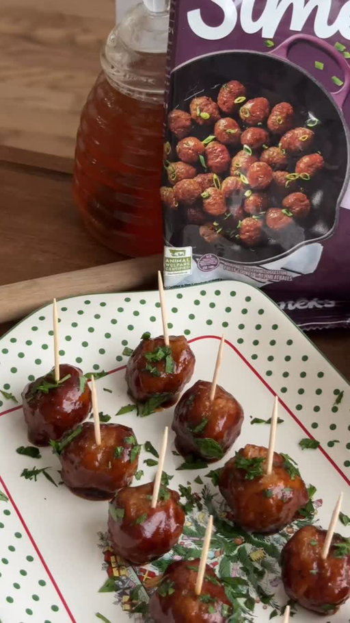 Last-minute ✨️meatball magic✨️: festive, fuss-free, and always the first to disappear. Head to Whole Foods to pick up the ingredients for everyone's favorite app today! 💚