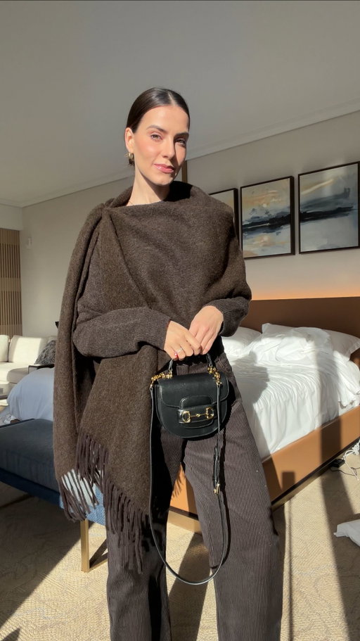 Fastest way to transform your look, what do you think? 🥹🤎
.
.
.
#fashiontips #fashionhacks #scarf #poncho
