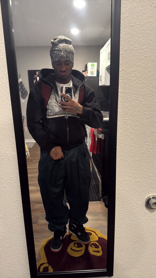 Y’ALL WEAR ACTUAL FITS TO THE AIRPORT OR SOME BS?????? 
AYE SHOP @staydangerous.usa !!!
•
•
•
•
if viewing, follow @erckhll 
#explore #fashion #outfitinspiration
