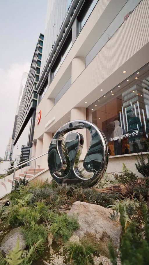 Discover the Gangnam flagship in Seoul, where you can experience movement, community, and engage the senses.

움직임과 커뮤니티를 경험하고 감각을 자극할 수 있는 서울 강남의 플래그십을 만나보세요.