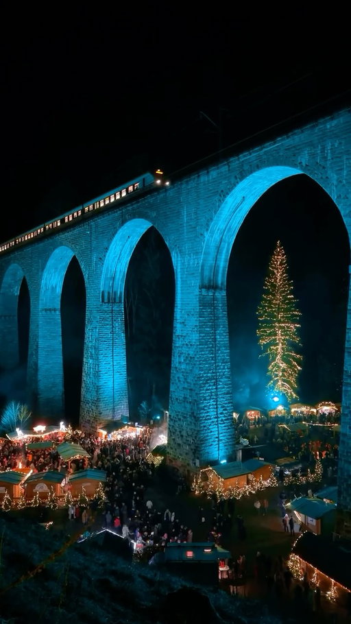 -FOLLOW @thelosttwo for more travel inspo ✈️

Tucked deep in the Black Forest in Germany 🇩🇪 with a massive stone viaduct glowing above you, is one of Europes most beautiful Christmas Markets… The Ravenna Gorge Christmas Market!

Here’s all the details you need to know before going!👇🏼

🎟️ Tickets
✨ YOU NEED TICKETS TO ENTER and they typically go on sale in October. You can buy them at hochschwarzwald.de but be warned they sell out in MINUTES every year! They cost around €10.
✨ There is a 2 hour limit per person at the market!

🧭 Getting There
✨Parking at the gorge is only possible if you prebooked a parking pass with your ticket. If you didn’t, don’t even try driving.
✨The smoothest route is the train to Hinterzarten or Himmelreich then the official shuttle straight to the market.
Some seasons they offer combo tickets from Freiburg which include the shuttle.

🍷 What It’s Like Inside
✨Around forty stalls with local crafts, mulled wine and Black Forest specialties.
✨The entire market sits directly under the illuminated viaduct so every angle is photogenic.
✨Crowds are capped so it feels cozy rather than chaotic.
✨The train crossing above the lights is the moment everyone waits for.

❄️ Things To Know
✨It gets colder in the gorge than in nearby towns — layer up.
✨Arrive early for your time slot because shuttle lines can stack up.
✨If you want that perfect train moment, be patient and keep your camera ready.

Save this if Ravenna Gorge is on your Christmas market list. It’s one of those spots that really lives up to the hype. 🎄✨