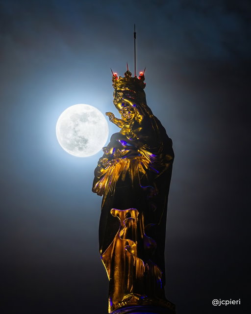 Tant de symboles dans cette image que je rêvais de faire depuis des années.
Notre-Dame, plus belle que jamais, et une super lune : le moment était à saisir.

Pour réaliser ces images, j’ai dû me préparer.
Dans l’après-midi, je me suis rendu sur place pour trouver l’endroit idéal. Pour cela, j’ai utilisé une application qui prévoit la position de la lune et j’ai pu déterminer le moment et le lieu parfaits pour que la lune croise Notre-Dame. Tout se joue à quelques secondes et quelques millimètres près.

Attendre que la lune monte lentement et se positionne là où je voulais. 

Pour la réaliser, j’ai utilisé la technique du HDR afin d’avoir Notre-Dame et la lune parfaitement éclairées,
ainsi qu’un zoom 400 mm f/2.8.

(Demain je posterai sur mon compte la vidéo backstage du shooting.)

La sensation de réaliser enfin cette image est unique, et je suis vraiment fier de vous partager le résultat.

Deux photos, car pour moi il y avait deux moments à capturer : celui où le petit Jésus touche la lune et celui où la lune repose sur la couronne. Quelques minutes seulement séparent ces deux images.

Marseille, on t’aime 🙌🏻❤️

📸 @jcpieri

#Marseille #NotreDameDeLaGarde #SuperLune