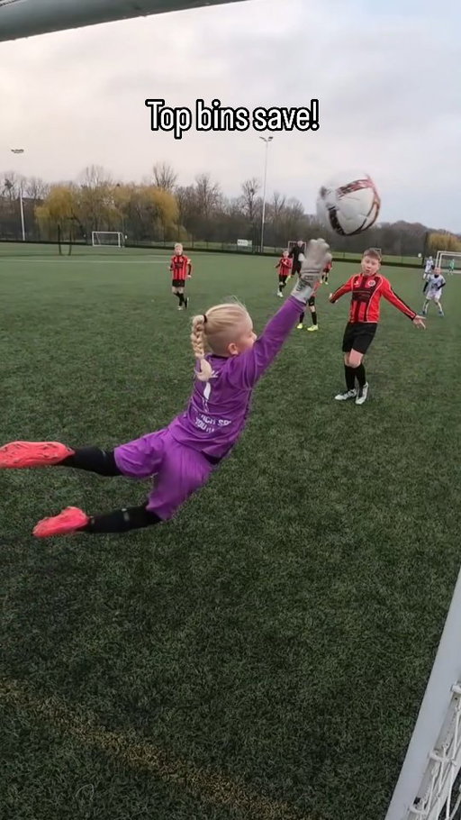 YES OLLIE! Top bins save! #fatherandson #goalkeeper #yesollie #oneglove 
@theonegloveco with the grip
