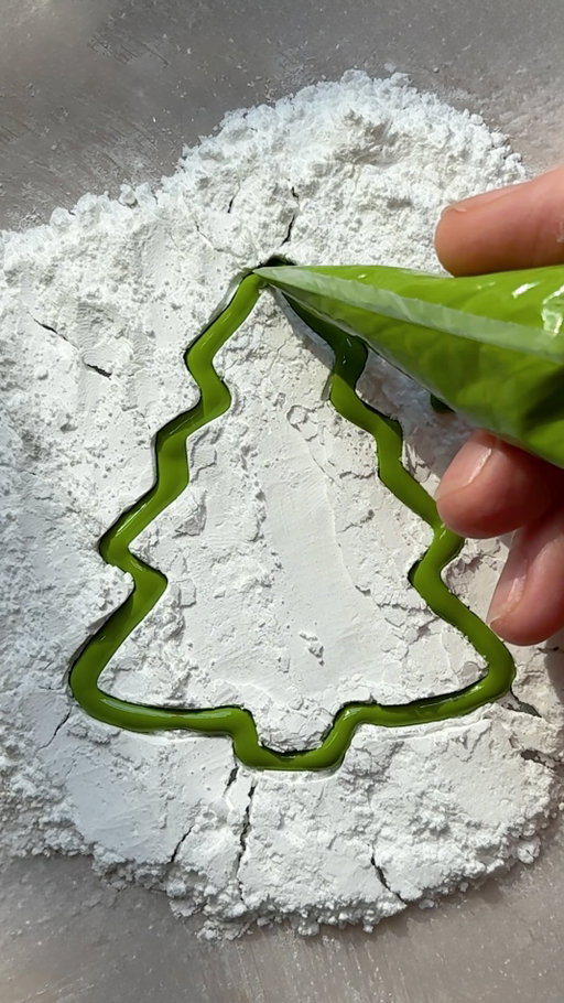 Why look at your Christmas tree decorations when you could EAT them instead? 👀

@chrisdanielcahill has shown us the easiest edible hack to try. So simple you don’t even need a recipe