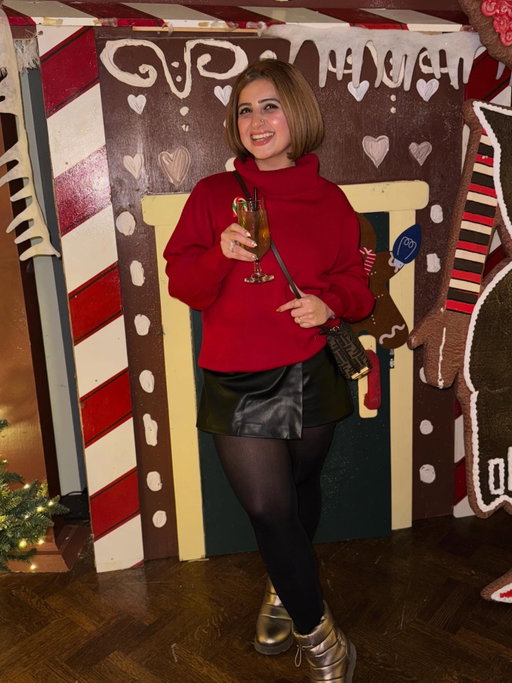 Thanks @novoteltorontocentre @cafenicolebistro for the invite I mean this is such a fun way to get into holiday mood 🎄🌲🎅

Novotel Toronto Centre’s festive world created with the amazing theatre - packed with dazzling décor, nostalgic cheer, and playful holiday mischief. The Grinch, Santa’s elves, and surprise characters come to life for a Christmas experience with a fun twist.

The ticket includes: 🎫
• Welcome drink 🍷 
• Themed dining experience 🌮
• Signature holiday cocktails 🍹 
• Cozy, immersive performances 🧝

📍45 The Esplanade, Toronto

Hours:
• Thu-Sat: 5:30PM-11PM
• Sun: 1:30PM-5PM
• Book at the Novotel Toronto Centre website😊😍❤️

#novotelhotel#toronto#christmastimeishere#holiday#christmastime#holidays#lifestyleblogger#torontoblogger#foreveradventroussakshi🥰🇨🇦