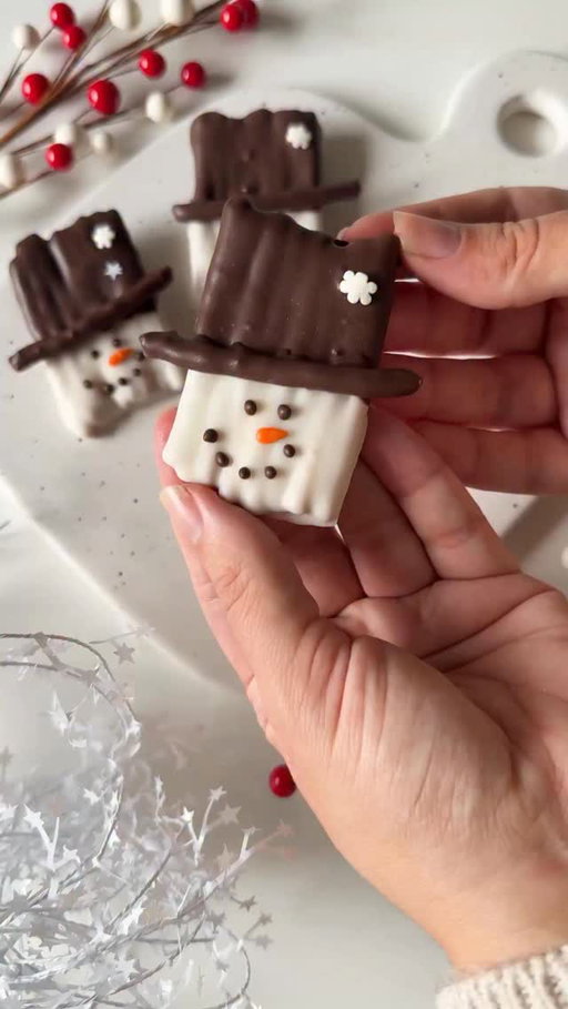 Snowman Chocolate Dipped Pretzels☃️

They are easy to make, delicious, and the perfect mix sweet and savory!

What you will need:
* Pretzels
* White chocolate
* Milk chocolate 
* Orange Candy Melts (or orange wafers or food coloring added to white chocolate)
* A snowflake sprinkle from a holiday sprinkle mix 

Follow along for more easy seasonal treats!

#holidaybaking #chocolatedipped #dippedpretzels

Chocolate dipped, dipped pretzel, chocolate dipped pretzel, Christmas snack, Christmas snacks, Christmas treat, Christmas treats, Christmas baking, pretzel snowman
