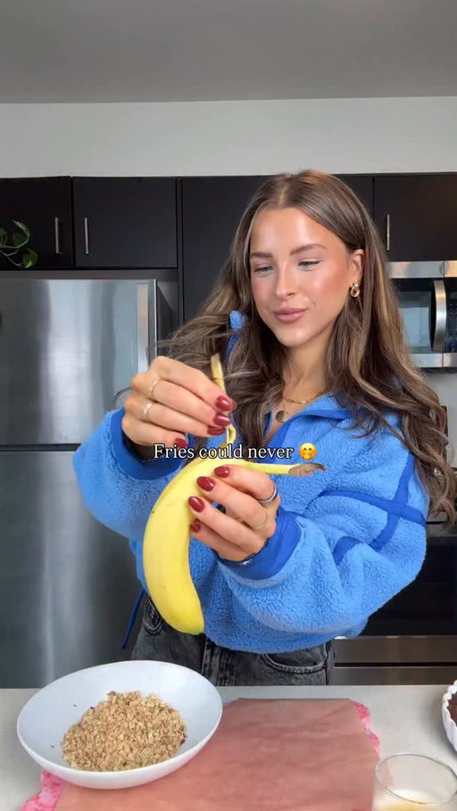 Jkjk give me a side of both 🤭 Save these banana fries to make if you love simple treats 🩷

these are sooo cute! Did anyone else used to make frozen bananas rolled in nuts or candies as a kid?! SO GOOD. These are more of a fun, bite sized version—perfect for curbing a sweet tooth! & you can have fun rolling them in different toppings!

Simply slice the banana in half, then half again, and again until you get little fries. Dip in melted chocolate, roll in chopped peanuts, then freeze for at least 3-4 hours for the best texture! I dipped mine in peanut butter caramel! 

Pb caramel:
•2 tbsp maple syrup
•1 tbsp peanut butter
•1/8 tsp vanilla extract & good pinch of salt 
•splash of room temp water, as needed to thin 

Simply whisk & enjoyyyyy!! 

Let me know you try ! Have the best weekend 🩷

IB: @starinfinitefood 

#healthytreat #healthysnack #frozenbananas #sugarfree #healthydessert #snacksforkids #easyrecipe #glutenfreedairyfree