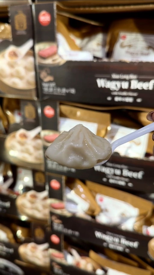 Soup dumpling season is HERE 🥟✨

The viral panda buns and Wagyu soup dumplings are at the Lynnwood Costco! 🐼🥩 I just have to share because @synearfoodsusa is doing a roadshow this weekend with free samples and cooking demos, truly the best kind of @costco trip!

You can grab pork or the limited-edition Wagyu dumplings (so juicy and flavorful). And the panda buns, they are so cute, fluffy, and filled with a lightly sweet custard 🐼 They are only here through Dec 7, so don’t miss out!

Synear Foods WA Roadshows:
📍 Dec 4-7: Lynnwood – 18109 33rd Ave. W
📍 Dec 11-14: Puyallup – 1201 39th Ave. SW
📍 Dec 18-21: Silverdale – 10000 Mickelberry Rd. NW