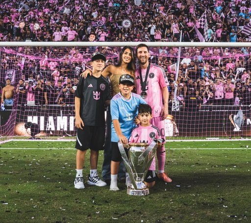 ¡¡¡SOMOS CAMPEONES DE LA MLS!!! 🏆🙌😃

Desde que llegué a Miami soñaba con este día. De a poquito fuimos creciendo, mejorando y construyendo algo especial hasta llegar a este campeonato. Gracias a mi familia y a todos los hinchas por el apoyo, a todo el equipo, el staff y la dirigencia de @intermiamicf por la ambición y el laburo que pusieron.

Y gracias Busi y Jordi por acompañarme en esta aventura y cerrarla de la mejor manera. Me pone también muy feliz compartir esto con ustedes.