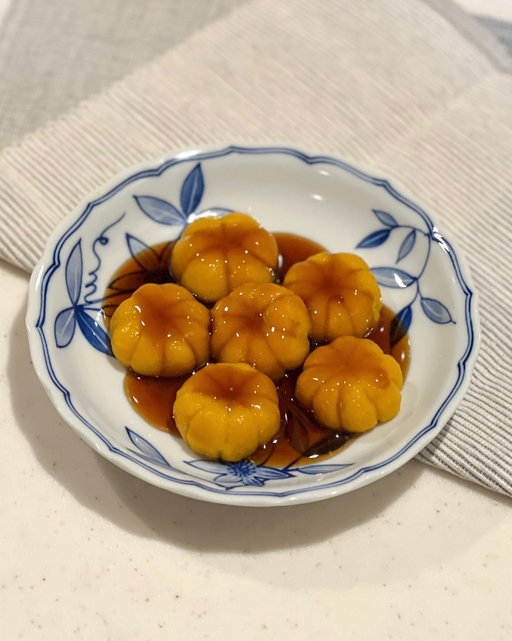 Warning: I didn’t follow the original kabocha mitarashi dango recipe exactly, but I am posting the photo of it along with writing up the one I made (in English and Japanese) since it was highly requested! 🥰
My mom finds it so funny that people are interested in recipes she collected over 45 years ago! She doesn’t even know who wrote it but it’s fun to look at the Japanese food someone was making 🤩

I will be testing it again with steaming or cooking the kabocha first (instead of grating it) so if you want the refined and tested recipe, I’ll have it for you next week!
See my notes on the recipe I wrote up for additional details! ✨

元のかぼちゃみたらし団子のレシピをそのまま作ったわけじゃないんですが、リクエストがすごく多かったので、レシピの写真と、私が実際に作ったバージョン（英語＆日本語）をまとめて載せておきます🥰 母は「そんなにレシピに興味ある人いるの？」って大笑いしてました笑 45年以上前に集めたレシピらしく、誰が書いたのかも覚えていないそうなんですが、当時どんな日本食を作っていたのか見るのって楽しいですよね🤩

それから、来週はかぼちゃをあらかじめ加熱してから生地に混ぜる作り方でも作り直してみる予定です。 ちゃんと検証した完成版レシピが欲しい方は、来週またチェックしてくださいね！
詳しいポイントやコツは、私が書いたレシピのメモ欄にもまとめてあるので、よかったらそちらも参考にしてください✨

#recipe #レシピ #mitarashidango