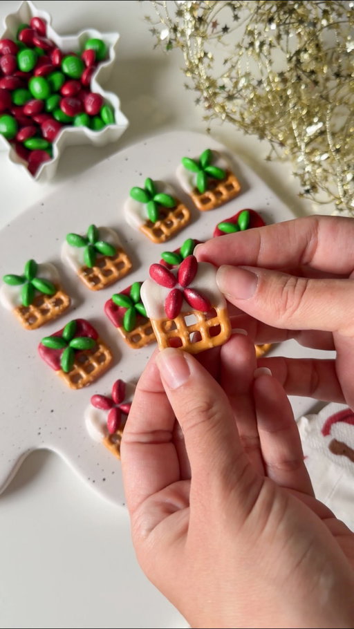 Chocolate dipped pretzels presents 🎁✨
The perfect sweet and savory snack combo!

What you will need:
* pretzels snaps (square or round)
* White chocolate
* M&Ms (or similar chocolate candy)

This would be a super easy one to make in bulk for a Christmas party or event to share! 

You could also do other colors which would be so cute for if you prefer a tradition, neutral or colorful Christmas!

Follow along or check out my story highlights for more fun themed treats!

#chocolatedipped #dippedpretzels #christmastreats 

Chocolate dipped, dipped pretzel, chocolate dipped pretzel, Christmas snack, Christmas snacks, Christmas treat, Christmas treats, Christmas themed, pretzel present