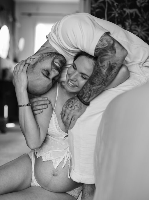 À toi, notre petit garçon,
On est là, à quelques jours de te rencontrer, et j’ai encore du mal à croire que bientôt, on sera trois.
Ces derniers mois, on t’a parlé en secret, on t’a imaginé mille fois, on t’a déjà aimé sans te connaître.

Dans ces photos, il y a ton papa qui pose ses mains sur toi avec ce regard que j’aime tant.
Il y a moi, un peu fatiguée mais terriblement heureuse, avec ce ventre qui a été ton premier refuge.
Il y a nous, encore deux, et pourtant déjà une famille.

Tu arrives dans un monde où rien n’est vraiment rangé, où tout bouge tout le temps, mais on te promet une chose :
tu seras toujours entouré d’amour, de douceur, et d’aventures.
On apprendra avec toi, on fera des erreurs, on rira beaucoup, on t’emmènera partout, comme on l’a toujours fait à deux.

Papa et maman ♥️

—
Photo de grossesse - femme enceinte - photo de couple - futurs parents - future maman. 
—