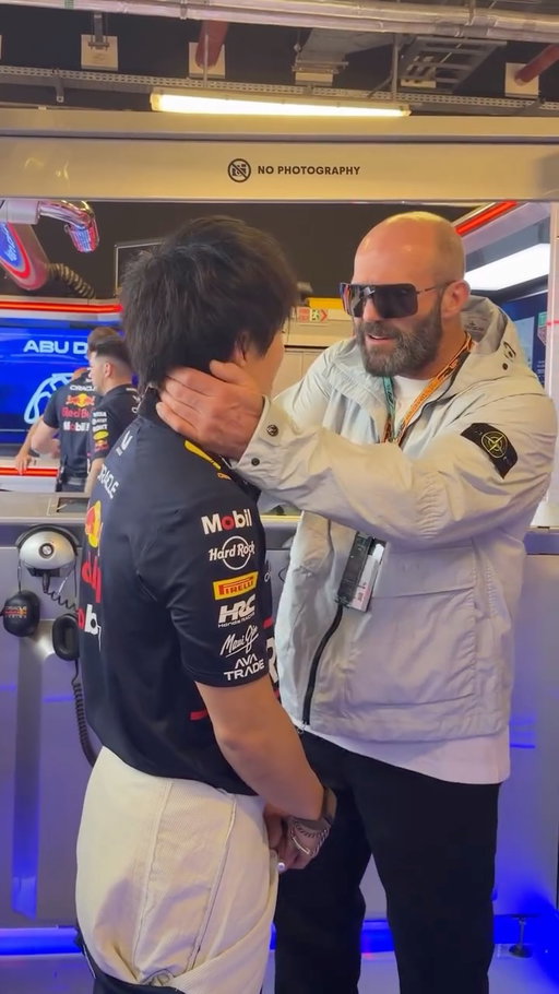 Yuki’s two biggest fans @jasonstatham @emrata 🥰 

#F1 #RedBullRacing #AbuDhabiGP