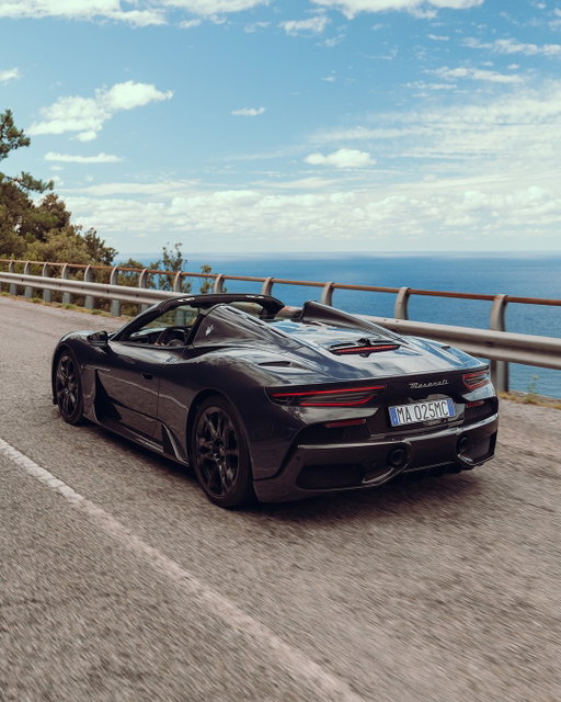 Boundless freedom, in any weather.​⁣
With the best-in-class dimensions of MCPURA Cielo’s innovative electrochromic PDLC glass roof, even closed you’re in command, able to transform the glass from clear to opaque instantly.⁣
#MaseratiMCPURACielo #Maserati
**⁣⁣⁣⁣⁣⁣⁣⁣
Please refer to the official technical specifications through link in bio.