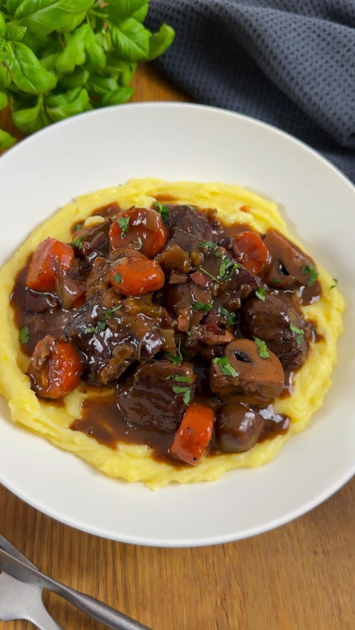 Boeuf Bourguignon📌 Rezept zum Speichern | Anzeige 

Hey Foodies,
dieses französische Schmorgericht ist einfach der Inbegriff von Comfort Food – besonders jetzt zur Weihnachtszeit! 🎄✨
Zartes Rindfleisch, aromatisches Gemüse, kräftiger Rotwein… das macht jede Festtafel zum Highlight ❤️

Und das Beste: Mit meinem HexClad Hybrid-Topf gelingt’s ganz entspannt – ohne Anbrennen, mit maximalem Aroma & Genuss!

🥩 Zutaten für 4–6 Portionen
🧄 1 kg Rindfleisch (Schulter, gut abgehangen)
🥕 2 Karotten, geschält und in 2cm Stücke
🧅 1 Zwiebel, gewürfelt
🌿 3 Stangen Sellerie, in Scheiben 
🧂 Salz & Pfeffer
🧄 3 Knoblauchzehen, abgezogen
🥄 3 EL Mehl
🍷 700 ml Burgunder Rotwein (eine Flasche 😉)
🥣 800 ml Rinderbrühe
🌿 3 Zweige Thymian
🍃 3 Lorbeerblätter
🧈 4 EL Butter 
🧅 8 Schalotten, geschält & halbiert 
🍄 10 Champignons, geviertelt 
🥓 250 g Speck, in Streifen 
🥄 1 EL Zucker
🥄 1 EL dunkle Sojasauce
🥄 2 EL Öl

👩🏻‍🍳 Zubereitung
1️⃣ Fleisch in ca. 3–4 cm Würfel schneiden, salzen & pfeffern.
2️⃣ In einem großen Topf Öl erhitzen, Fleisch portionsweise scharf anbraten → rausnehmen.
3️⃣ Nun den Speck knusprig braten.
4️⃣ 2 Butter in den Topf geben, Zwiebeln, Karotten, Sellerie & Knoblauch anschwitzen.
5️⃣ Fleisch zurück, mit Mehl bestäuben, kurz mitrösten.
6️⃣ Mit Wein & Brühe ablöschen, Thymian, Lorbeer, Salz & Pfeffer dazu. Deckel drauf, köcheln lassen.
7️⃣ In einer separaten Pfanne: Butter schmelzen+ Zucker dazu, Schalotten 2 Minuten braten & Champignons dazugeben & anbraten, mit Sojasauce verfeinern.
8️⃣ Alles zurück zum Eintopf geben. Bei niedriger Hitze (Stufe 3 von 9) ca. 3 Stunden schmoren – immer mal umrühren.
9️⃣ Zum Schluss: Lorbeerblätter, Thymian raus, abschmecken, mit Petersilie toppen.

🥔 Tipp: Dazu passt cremiges Kartoffelpüree – perfekt für dein Weihnachtsdinner!

🎄 Warum HexClad @hexclad_europe an Weihnachten nicht fehlen darf:

Wenn’s richtig gut werden soll – brauchst du Kochgeschirr, das dich nicht im Stich lässt!

💛 Gleichmäßige Hitzeverteilung
💛 Antihaft + Edelstahl in einem
💛 Ofenfest, induktionsgeeignet & spülmaschinenfest
💛 Lebenslange Garantie