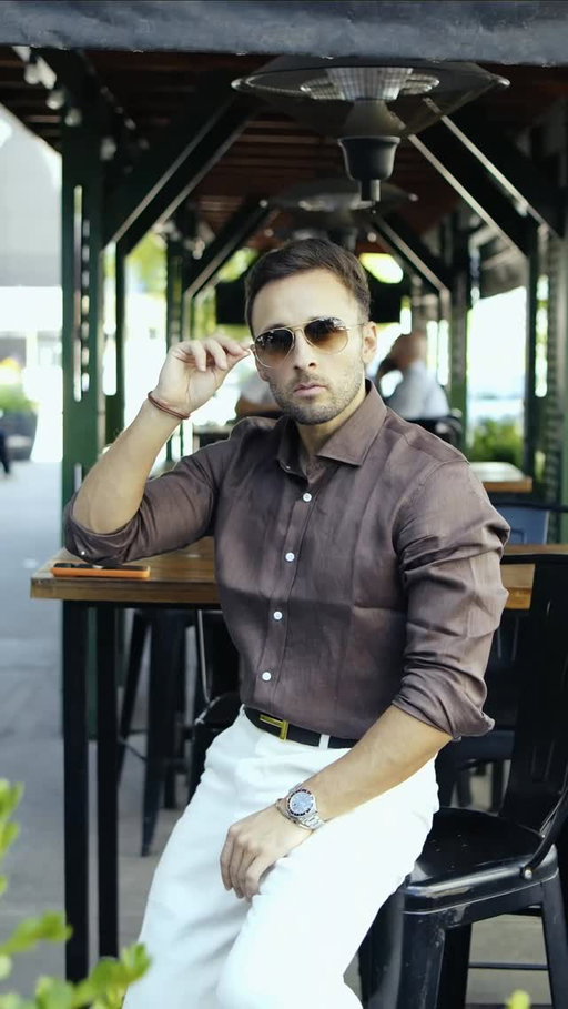 Cafecito en @puertomadero.ar 🇦🇷☕️
•
@arseniy_frolov 🎥
•
#BuenosAires #Argentina #PuertoMadero #MensFashion