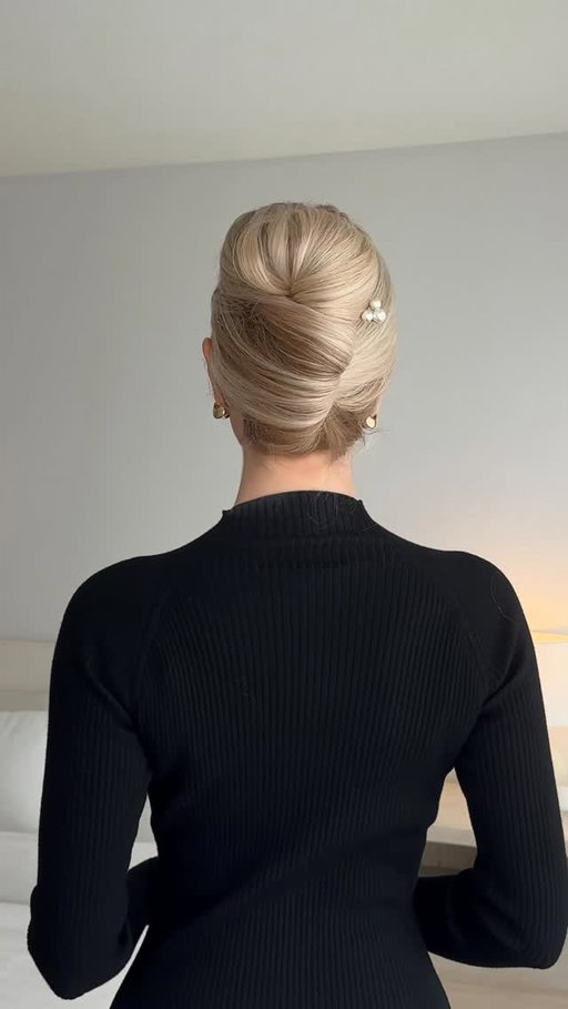 Easy French twist tutorial❤️
This French roll hairstyle is one of my most-shared looks by far, and still such a classic, especially for the holidays.✨

If you’d like the full step-by-step, comment and let me know. I’d be happy to re-share it for you.

#frenchtwist #frenchroll #hairtutorial #easyhairstyles #holidayhairstyles #updoideas #longhairstyles