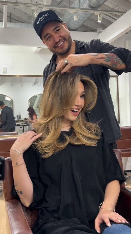 Giving her that rich bitch blonde with lots of warmth. 
Color touch 8/73 and a line of 9/43 .
.
.
.
.
.
.
.
#expensiveblonde #colorrouch #wellahair #wellausa #90shair #90sblowout #shorthair #layercut