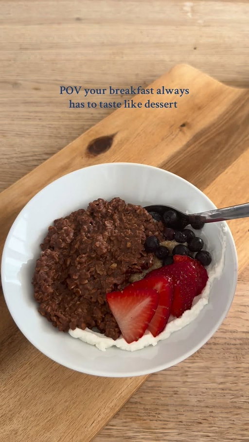 brownie bowl for breaky🍫

- 1/4 cup oats
- 1 tbsp @nugonutrition chocolate plant protein powder
 (could add more for higher protein)
- 1 tbsp cocoa powder
-  almond malk (eyeballed) @malkorganics 
2 min in microwave

added on top of @fage greek yogurt, chia+flax mix, and berries! So tasty!!

#viral #reels #breakfast #dessert #dessertlover #greekyogurt #yogurtbowl #breakfastideas #healthyfoods