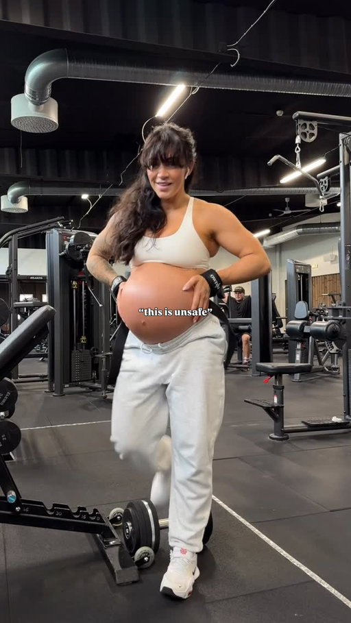 I’ll be honest.. yes, I was lucky to be able to train during both pregnancies. I wasn’t stuck at home feeling 🤢 and my body could handle what it was already used to. But the rest is simply hard work, dedication and commitment to myself.

I had no idea what to expect after my second pregnancy and even my two pregnancies were completely different. I’ve been training for 17(!!) years before, during, and after pregnancy and for me, continuing to train safely makes sense.

Just like it’s okay to share a tough postpartum journey, it should be okay to share a positive one too. Yet it often gets dismissed as “luck” or “genetics.” Sure, genetics matter, but they’re not everything.

So many women fear pregnancy because of the idea of “bouncing back” (why do we even call it that?). All bodies recover differently.
(And I’m only talking about the physical recovery here.)

I would never minimise any woman’s postpartum experience, and I’m not here for comparisons. We all struggle in our own ways. I’m not chasing a “quick bounce back”. I’m just proud of my body and focused on long-term growth and getting back to my routines ❤️