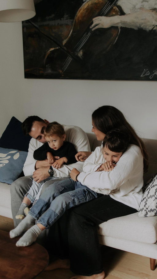 En 2020, ma vie comme je la connaissais à été mise sur pause, comme pour plusieurs personnes. Nous avons eu la chance d’être à cet âge où on rêvait déjà du plan bébé sous peu et le tout s’est concrétisé. Je suis reconnaissante d’avoir sauté dans l’aventure de la maternité même si elle m’effrayait, un peu, au début et que j’avais peur de ne pas être une maman comme je l’imaginais. Finalement, c’est un rôle que j’adore.

J’ai une pensée pour les couples qui espèrent tenir un bébé dans leurs bras.