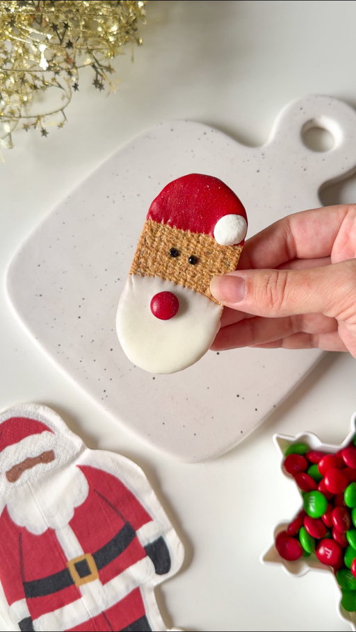 Easy Santa Biscuits🎅🏼✨

So many people loved the Easy Santa Cookies I had shared earlier and this is another fun take on them! Perfect if your kids like mine love Belvita Breakfast Biscuits

What you will need:
* Belvita Breakfast Biscuits (or biscuit of choice)
* White chocolate 
* Red candy melts (white chocolate dyed red)
* Icing gel (or milk chocolate or candy eyes)

Follow along for more holiday and treat inspo!✨🎄

#christmastreats #christmasbaking #christmasinspiration 

Santa Cookies, Santa biscuits, Christmas treats, Christmas ideas, Christmas inspiration, Christmas food, Christmas charcuterie, Christmas party ideas, Christmas snacks