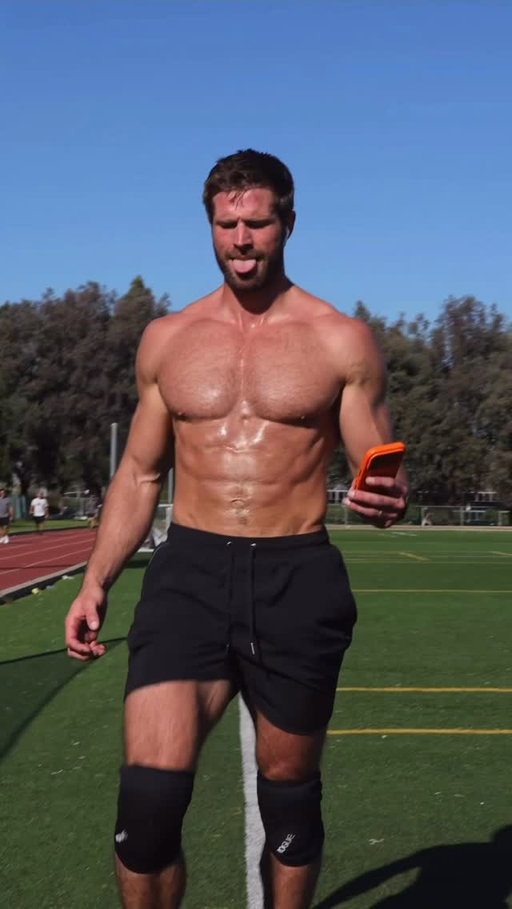 The road to 5,000 lunges🧱 
After I submitted a formal application, @guinnessworldrecords specified that in order to make anything official I need:
✅ 2 witnesses present for the entire duration of the record attempt (one of them a credentialed trainer / fitness professional…they cannot do shifts longer than 4 continuous hours)
✅ 2 simultaneous camera angles filming every lunge performed (one from the front and one from the side) 
✅ a clearly visible rep counter alongside me 
✅ repetition logs for every set of lunges from both witnesses 
✅ correct technique and form throughout (no hands touching the thighs etc) 
How many you think I can do in 24 hours? We’ll find out in a few weeks…

🎥: @nicholascaiazza 

#lunges #worldrecordstuff